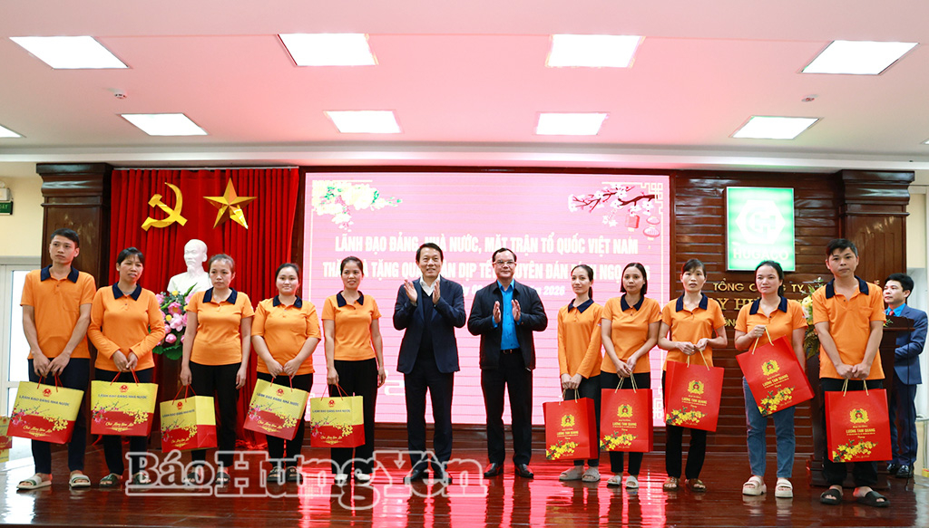 Đồng chí Bộ trưởng Bộ Công an Lương Tam Quang và đồng chí Chủ tịch Tổng Liên đoàn Lao động Việt Nam Nguyễn Đình Khang trao quà tặng công nhân lao động có hoàn cảnh khó khăn của Tổng Công ty May Hưng Yên - Công ty cổ phần.