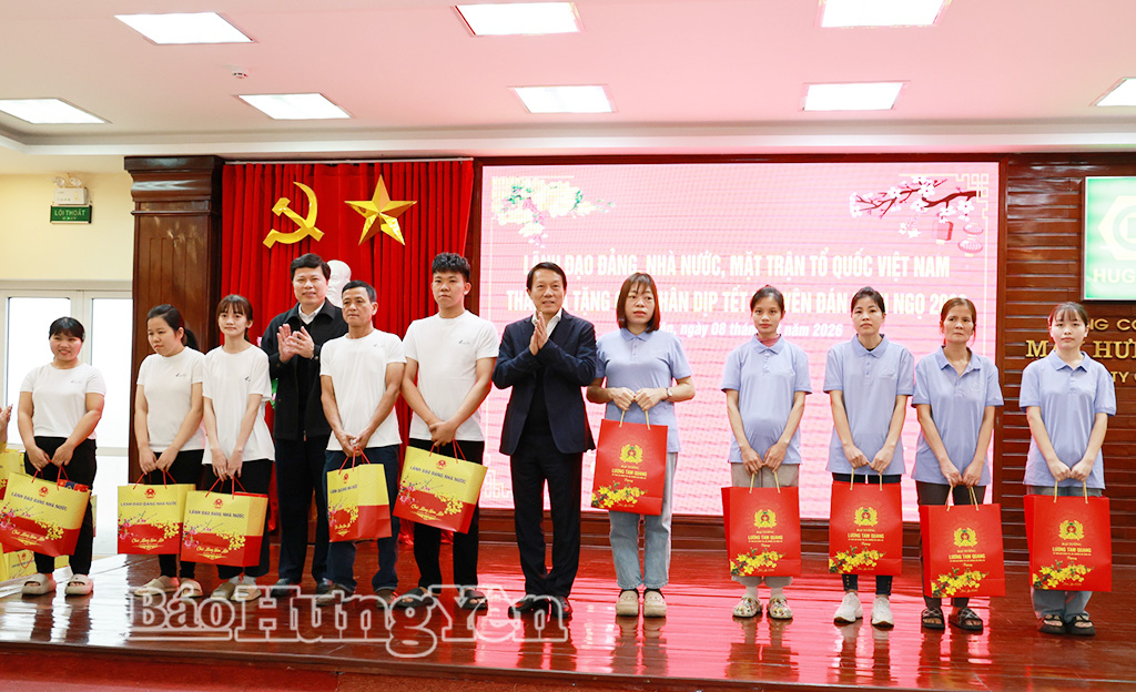 Đồng chí Bộ trưởng Bộ Công an Lương Tam Quang và đồng chí Phó Bí thư Thường trực Tỉnh ủy, Chủ tịch Ủy ban MTTQ Việt Nam tỉnh Trần Quốc Toản trao quà tặng công nhân lao động có hoàn cảnh khó khăn của Công ty cổ phần May Hưng Long II và Công ty TNHH Thiên Sơn Hưng Yên.