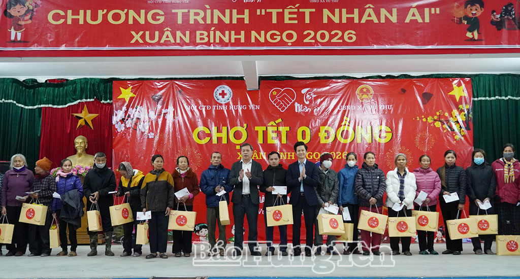 Hộ nghèo và hộ cận nghèo ở xã Vũ Thư được nhận quà Tết.