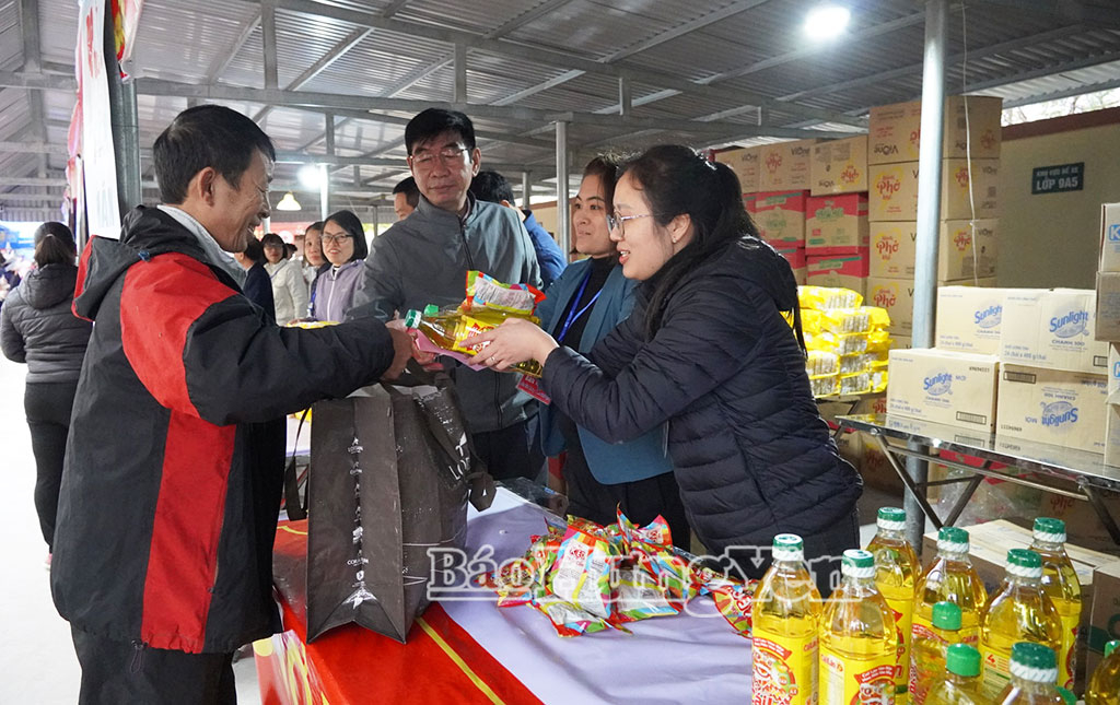 Các hộ nghèo phấn khởi lựa chọn các mặt hàng thiết yếu như: Dầu ăn, mì chính, nước mắm, bánh kẹo.