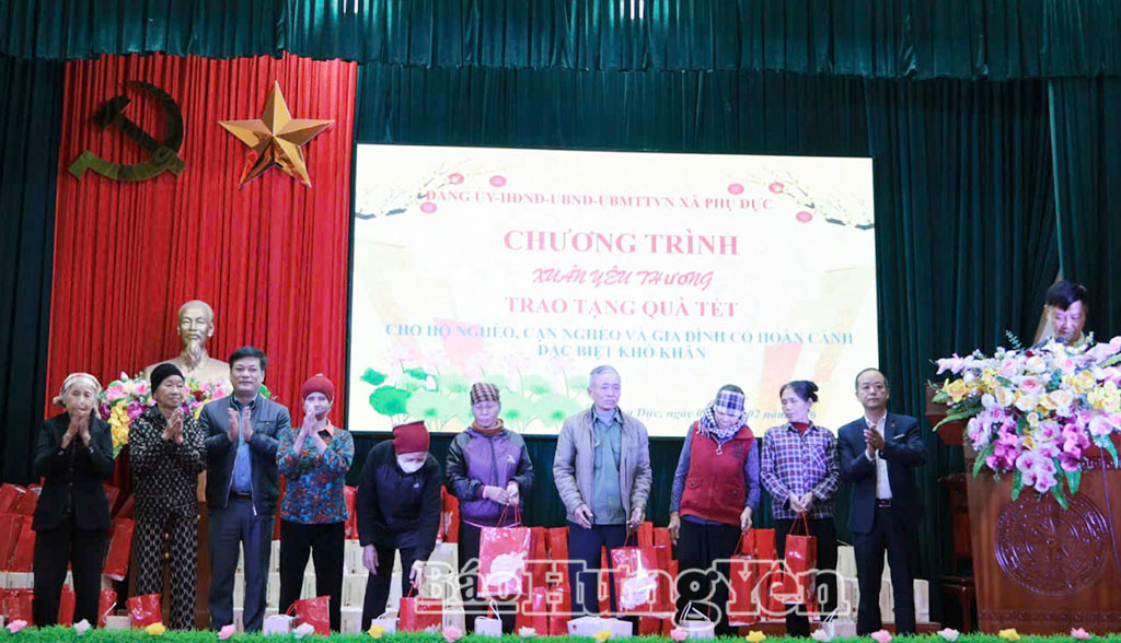Lãnh đạo xã Phụ Dực trao quà Tết cho các hộ cận nghèo, hộ có hoàn cảnh khó khăn trên địa bàn.