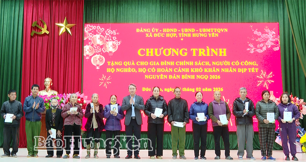 Đồng chí Bộ trưởng Bộ Tư pháp Nguyễn Hải Ninh trao quà Tết tặng người có công, gia đình chính sách, hộ nghèo, hộ có hoàn cảnh khó khăn ở xã Đức Hợp.