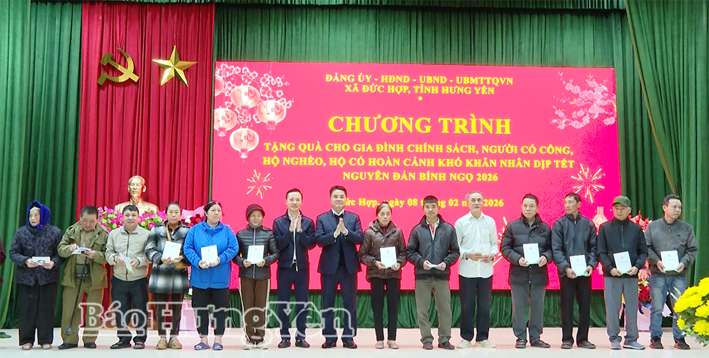 Đồng chí Phó Chủ tịch UBND tỉnh Lê Quang Hòa và lãnh đạo Công ty Cổ phần Lọc hóa dầu Bình Sơn trao quà Tết tặng người có công, gia đình chính sách, hộ nghèo, hộ có hoàn cảnh khó khăn ở xã Đức Hợp.