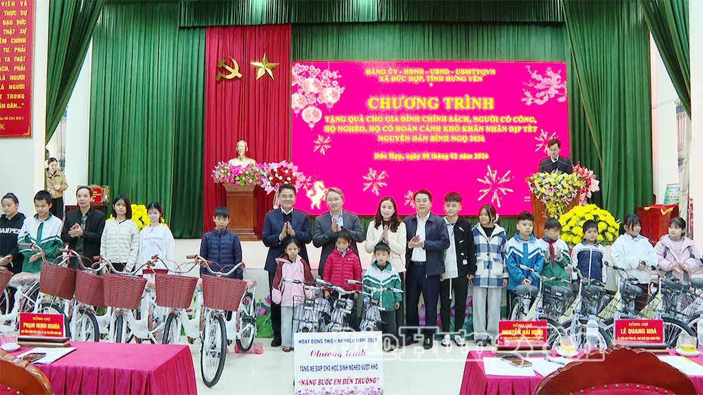 Các em học sinh có hoàn cảnh khó khăn ở xã Đức Hợp được trao tặng xe đạp.