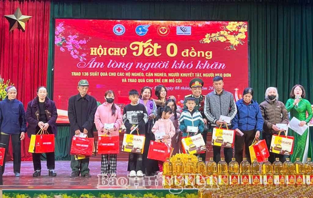 Các nhà hảo tâm trao quà tặng trẻ em mồ côi có hoàn cảnh khó khăn.