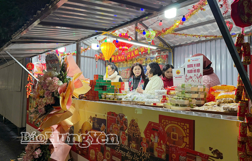 Gian hàng ẩm thực tại phố đi bộ Nam Hòa.