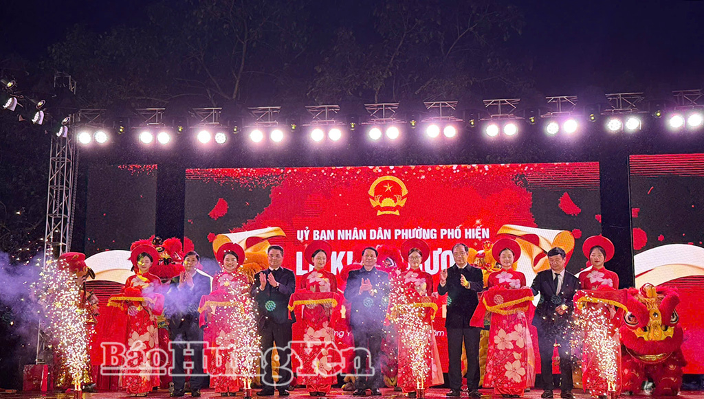 Các đại biểu thực hiện nghi thức cắt băng khánh thành.