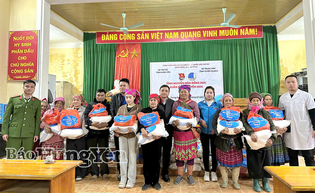 Đoàn xã Thư Vũ trao quà tặng các gia đình có hoàn cảnh khó khăn tại xã Trung Sơn, tỉnh Tuyên Quang.