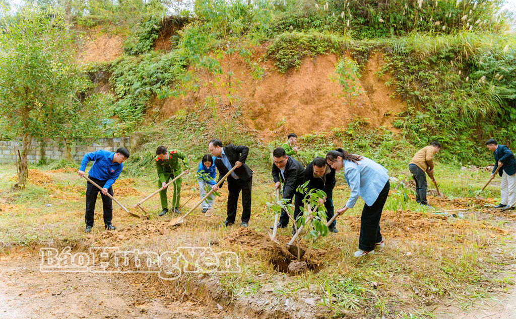 Đoàn xã Đoàn Đào thực hiện công trình “Hàng cây thanh niên” tại Trường THCS Hoàng Văn Thụ, tỉnh Lạng Sơn.