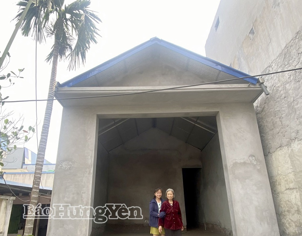 Mẹ con chị Nguyễn Thị Yến ở thôn Liêu Hạ, xã Yên Mỹ vui mừng bên căn nhà mới chuẩn bị hoàn thành.