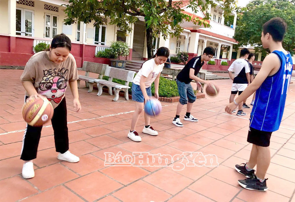Các thành viên Câu lạc bộ Bóng rổ Trường THPT Đức Hợp (xã Đức Hợp) đang luyện tập.