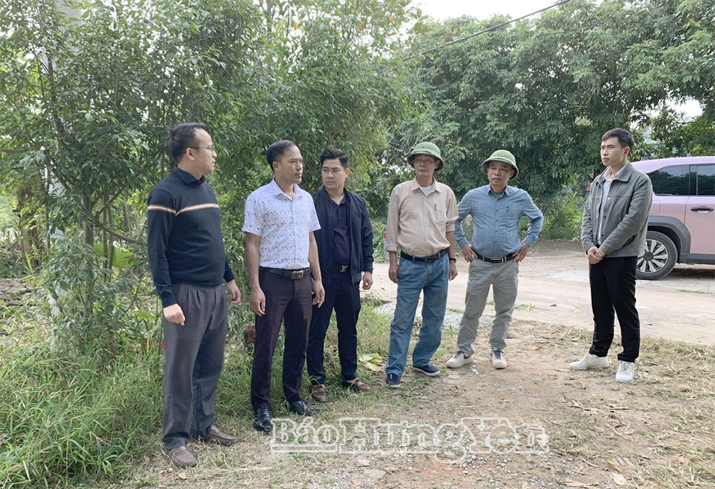 Ban Quản lý dự án đầu tư xây dựng xã Chí Minh bàn giao đất cho chủ đầu tư thực hiện dự án xây dựng đường Chí Tân – Toàn Thắng.