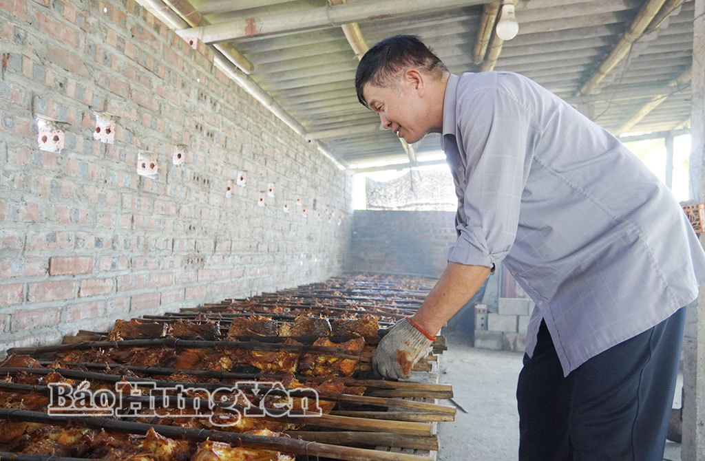  Ông Vũ Minh Hoa, chủ cơ sở cá nướng Hoa Hương, thôn Lũng Đầu, xã Đông Thái Ninh.