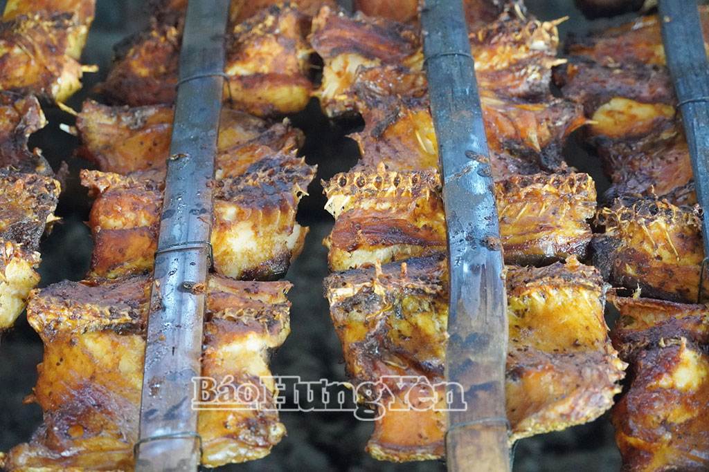 Cá nướng Thái Xuyên món ăn quen thuộc trong mâm cỗ dịp Tết Nguyên đán của người dân xã Đông Thái Ninh.