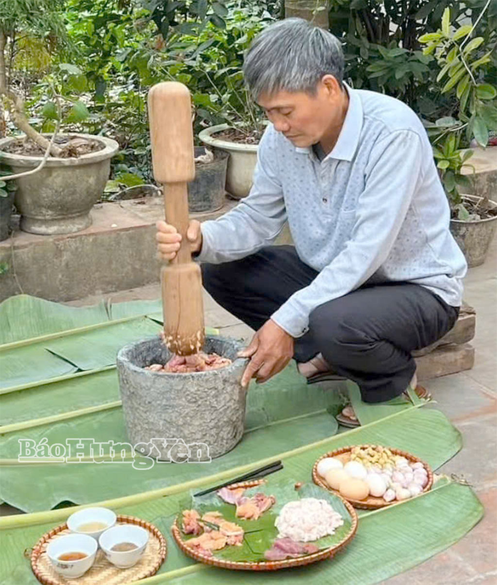 Thịt gà được giã hoặc xay nhuyễn cùng với các nguyên liệu khác như: mỡ lợn, lòng đỏ trứng gà, nước hành khô, nước gừng, gia vị... để làm món chả gà Tiểu Quan.