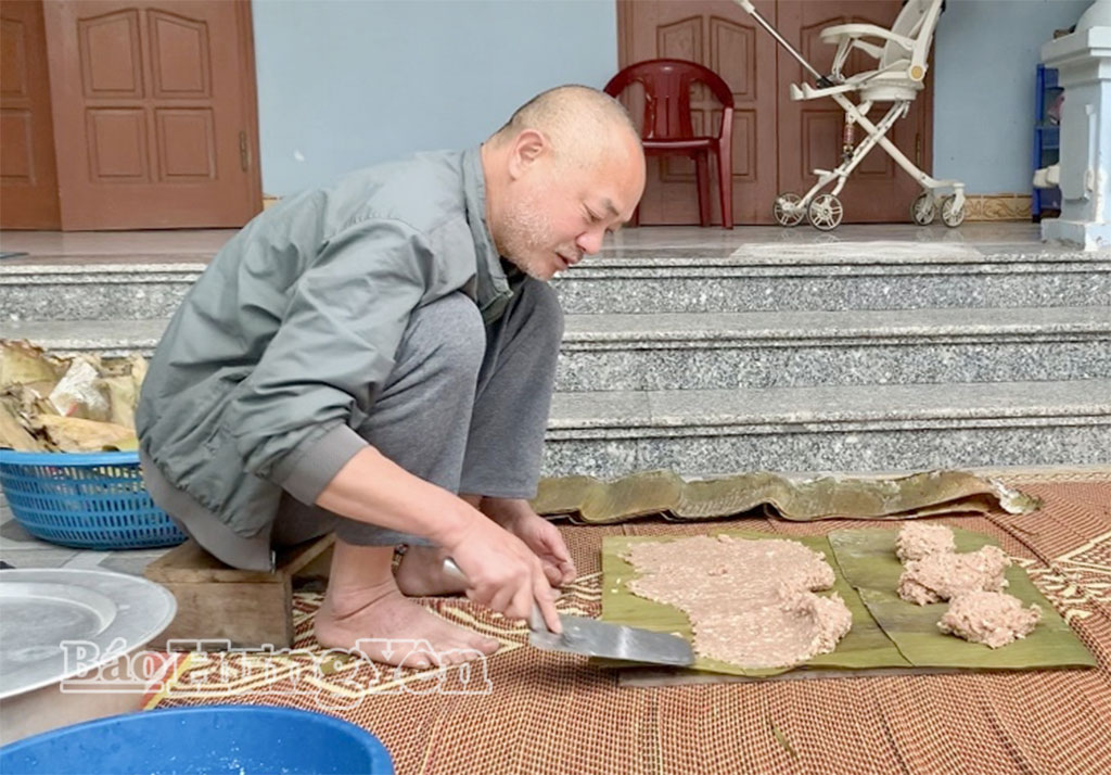 Công đoạn phết thịt vào phên trước khi nướng.