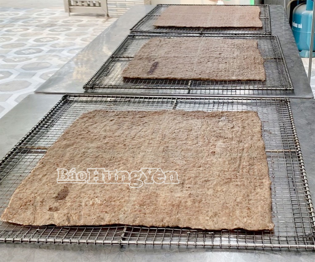 Phên chả gà Tiểu Quan thành phẩm có màu vàng óng đẹp mắt, hấp dẫn thực khách.