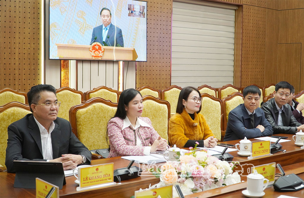 Đồng chí Lê Quang Hòa, Ủy viên Ban Thường vụ Tỉnh ủy, Phó Chủ tịch UBND tỉnh cùng lãnh đạo một số sở, ngành, đơn vị liên quan dự buổi lễ tại điểm cầu tỉnh Hưng Yên.