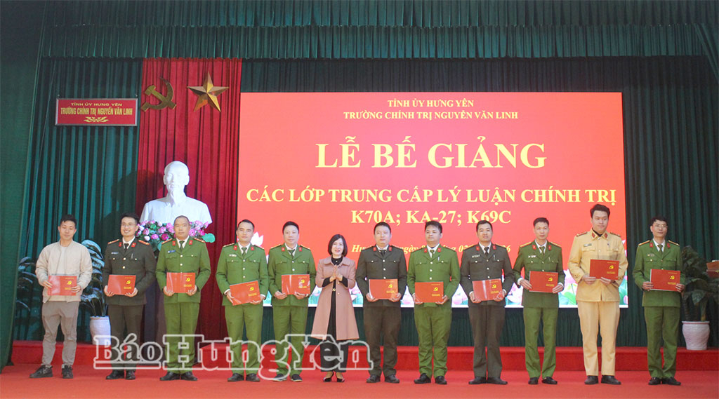 Lãnh đạo Trường Chính trị Nguyễn Văn Linh trao bằng tốt nghiệp cho học viên.