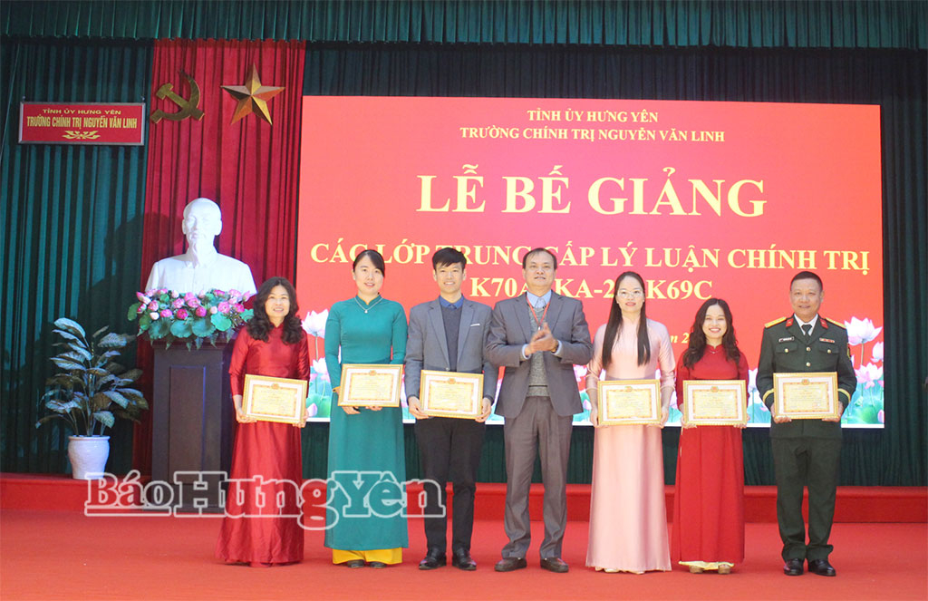 Trao Giấy khen cho học viên có thành tích cao trong học tập.