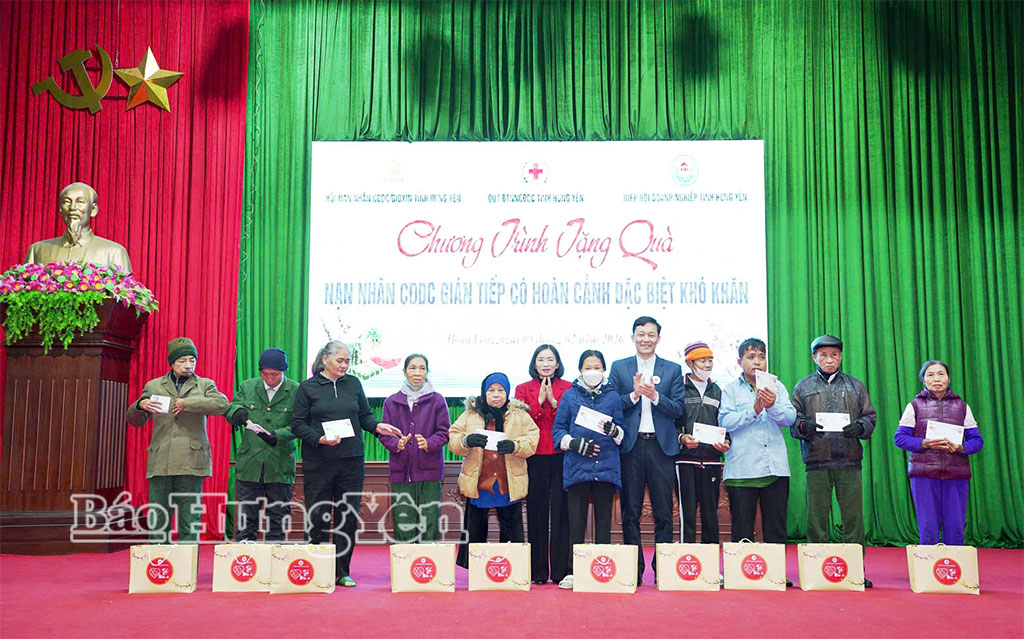 Trao quà Tết tặng nạn nhân chất độc da cam có hoàn cảnh đặc biệt khó khăn tại xã Hoàn Long.