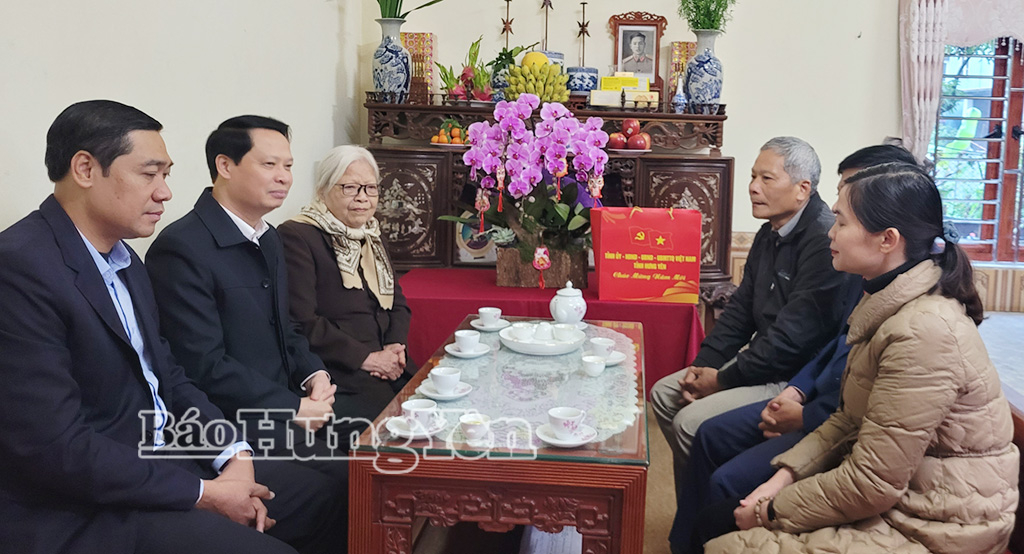 Đồng chí Trưởng ban Nội chính Tỉnh ủy Hoàng Thái Phúc và các đại biểu đến thăm, chúc Tết bà Phạm Thị Lê.