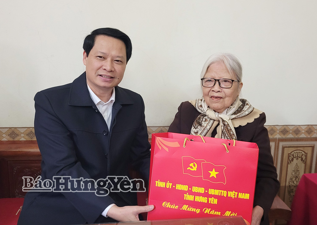 Đồng chí Trưởng ban Nội chính Tỉnh ủy Hoàng Thái Phúc tặng quà Tết bà Phạm Thị Lê.