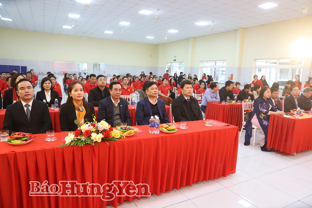 Các đại biểu dự buổi trao quà tại Công ty Cổ phần Quốc tế Bảo Hưng.