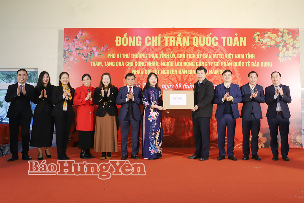 Đồng chí Trần Quốc Toản, Phó Bí thư Thường trực Tỉnh ủy, Chủ tịch Ủy ban MTTQ Việt Nam tỉnh và các đại biểu tặng quà Công ty Cổ phần Quốc tế Bảo Hưng.