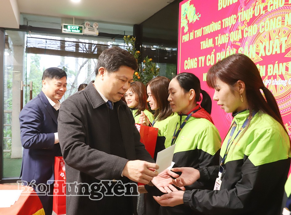 Đồng chí Trần Quốc Toản, Phó Bí thư Thường trực Tỉnh ủy, Chủ tịch Ủy ban MTTQ Việt Nam tỉnh trao quà tặng công nhân, người lao động Công ty Cổ phần sản xuất hàng thể thao Tân Đệ.