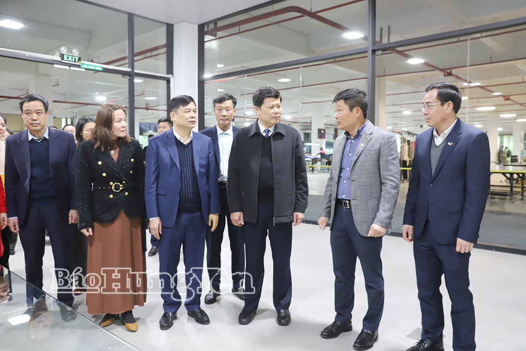 Đồng chí Trần Quốc Toản, Phó Bí thư Thường trực Tỉnh ủy, Chủ tịch Ủy ban MTTQ Việt Nam tỉnh và các đại biểu tham quan xưởng sản xuất của Công ty Cổ phần sản xuất hàng thể thao Tân Đệ.