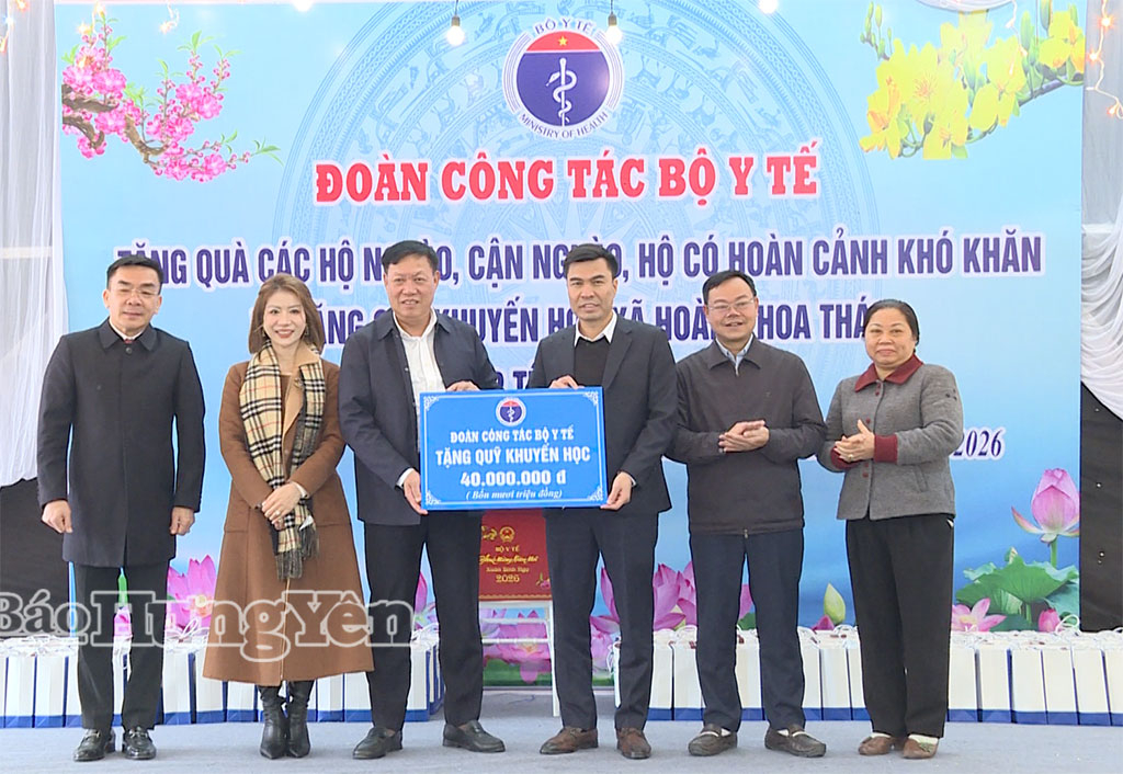 Đồng chí Đỗ Xuân Tuyên, Thứ trưởng Bộ Y tế và đoàn công tác trao tiền tặng Quỹ Khuyến học xã Hoàng Hoa Thám.