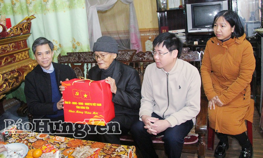 Đồng chí  Trưởng ban Tuyên giáo và Dân vận Tỉnh ủy trao quà Tết tặng đảng viên Hoàng Văn Cửu, 78 năm tuổi Đảng, sinh hoạt tại Chi bộ thôn Xuân La, Đảng bộ xã Tiên La. 