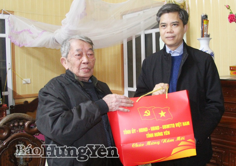 Đồng chí Trưởng ban Tuyên giáo và Dân vận Tỉnh ủy trao quà Tết tặng đảng viên Nguyễn Văn Nùng, 77 năm tuổi Đảng, sinh hoạt tại Chi bộ thôn Minh Đức, Đảng bộ xã Thần Khê.