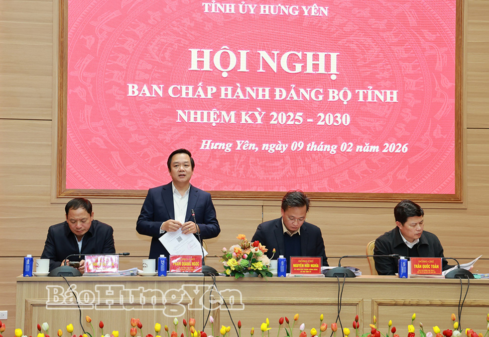 Đồng chí Phạm Quang Ngọc, Ủy viên Ban Chấp hành Trung ương Đảng, Phó Bí thư Tỉnh ủy, Chủ tịch UBND tỉnh điều hành nội dung thảo luận tại hội nghị.