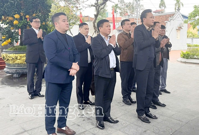 Đồng chí Bí thư Tỉnh ủy Nguyễn Hữu Nghĩa và các đại biểu dâng hương tưởng niệm bà Hoàng Thị Loan.