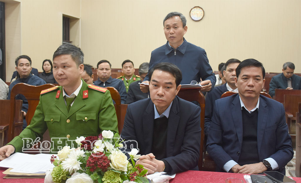 Lãnh đạo xã Đông Hưng báo cáo với Tổ giám sát về công tác chuẩn bị cho cuộc bầu cử.