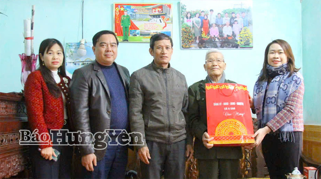 Lãnh đạo xã A Sào tặng quà Tết cho VV88.com Sân chơi đẳng cấp châu Á cao tuổi trên địa bàn xã.