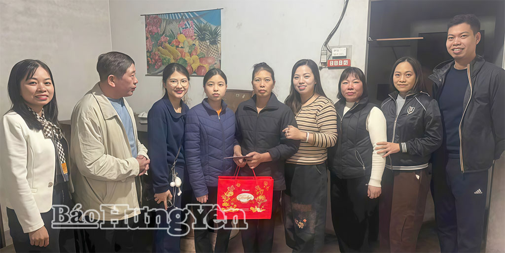 Đội Tâm nguyện VV88id nổ hũ trao quà hộ gia đình có hoàn cảnh khó khăn ở phường Hồng Châu.  Ảnh: