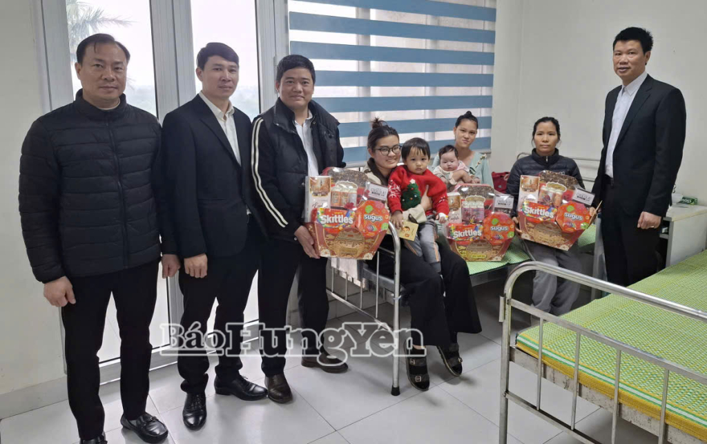 Lãnh đạo Bảo hiểm xã hội cơ sở Quỳnh Phụ và Ngân hàng TMCP Lộc Phát trao quà Tết cho bệnh nhân đang điều trị tại Bệnh viện Đa khoa Quỳnh Phụ.