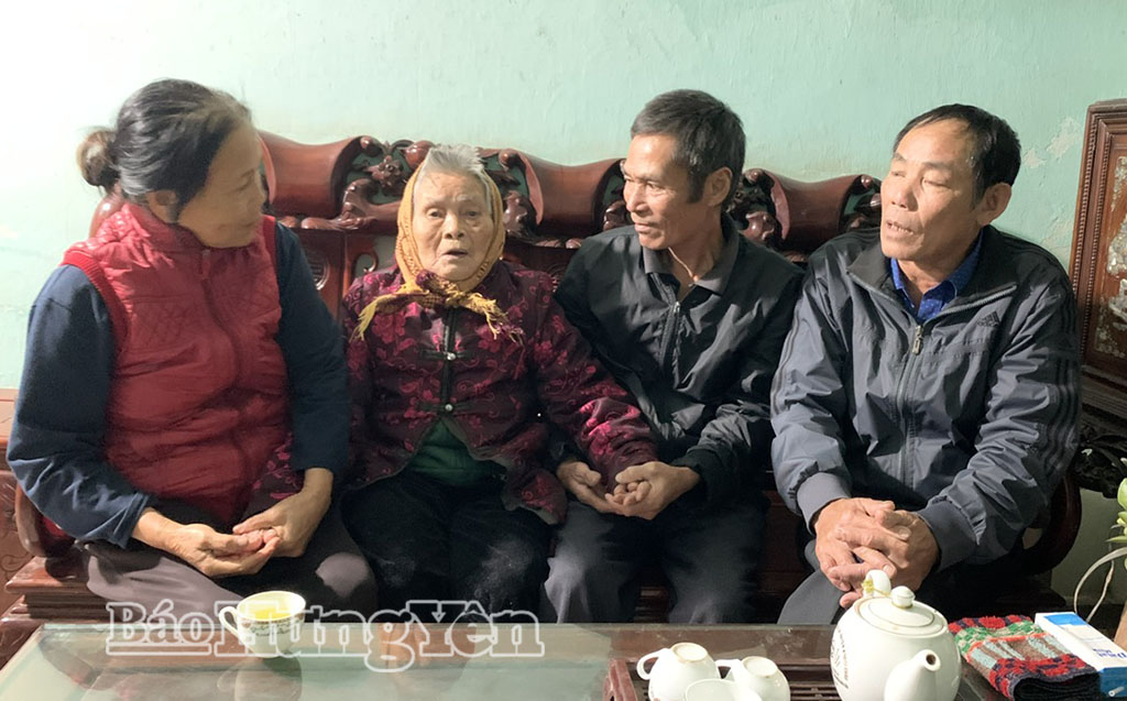 Mẹ Việt Nam anh hùng Vũ Thị Phương quây quần bên gia đình.