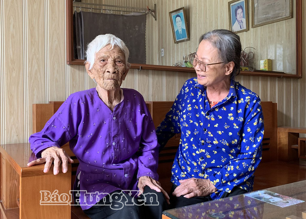 Cụ Nguyễn Thị Thịnh trò chuyện cùng con dâu cả của cụ.