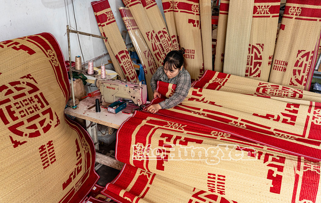 Người thợ tỉ mỉ hoàn thiện từng đường may viền trước khi xuất bán sản phẩm.