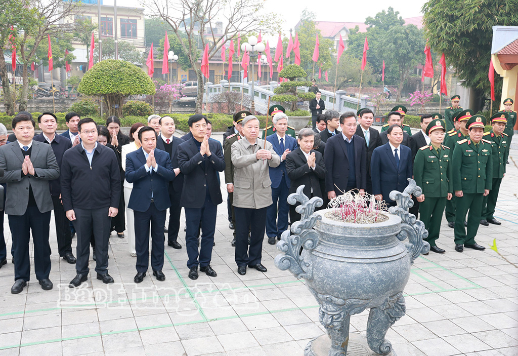 Các đại biểu dâng hương tưởng nhớ Tổng Bí thư Nguyễn Văn Linh tại Khu lưu niệm Tổng Bí thư Nguyễn Văn Linh.