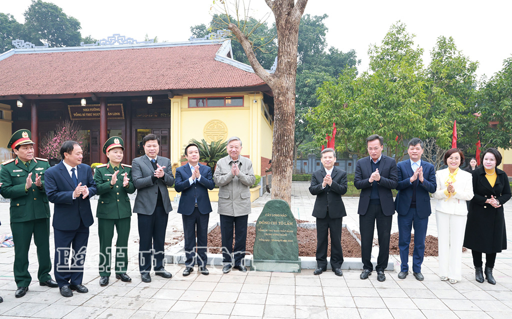Tổng Bí thư Tô Lâm cùng các đại biểu trồng cây lưu niệm trong khuôn viên Khu lưu niệm Tổng Bí thư Nguyễn Văn Linh.