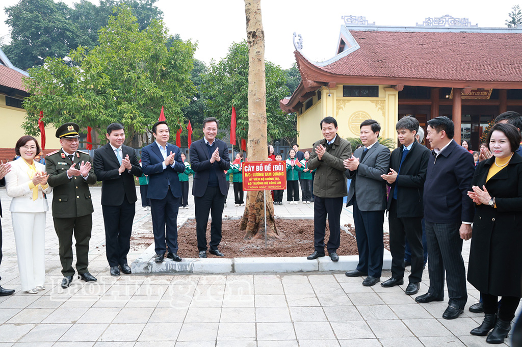 Đại tướng Lương Tam Quang, Ủy viên Bộ Chính trị, Bộ trưởng Bộ Công an cùng các đại biểu trồng cây lưu niệm trong khuôn viên Khu lưu niệm Tổng Bí thư Nguyễn Văn Linh.