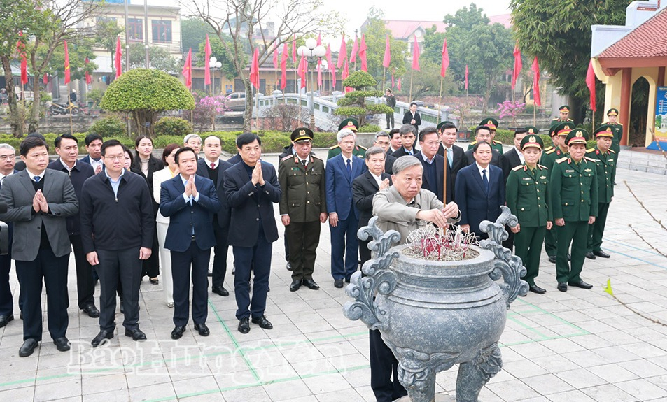 Các đại biểu dâng hương tưởng nhớ Tổng Bí thư Nguyễn Văn Linh tại Khu lưu niệm Tổng Bí thư Nguyễn Văn Linh.
