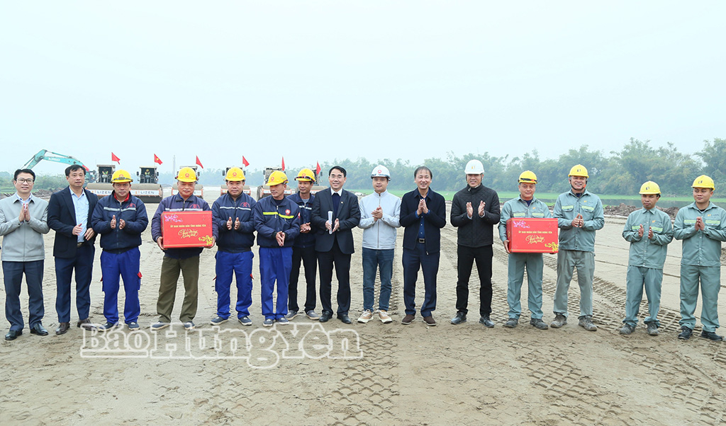Đồng chí Phó Chủ tịch UBND tỉnh Nguyễn Hùng Nam tặng quà động viên cán bộ, công nhân, người lao động tại dự án xây dựng tuyến đường kết nối di sản văn hóa – du lịch và phát triển kinh tế dọc sông Hồng.