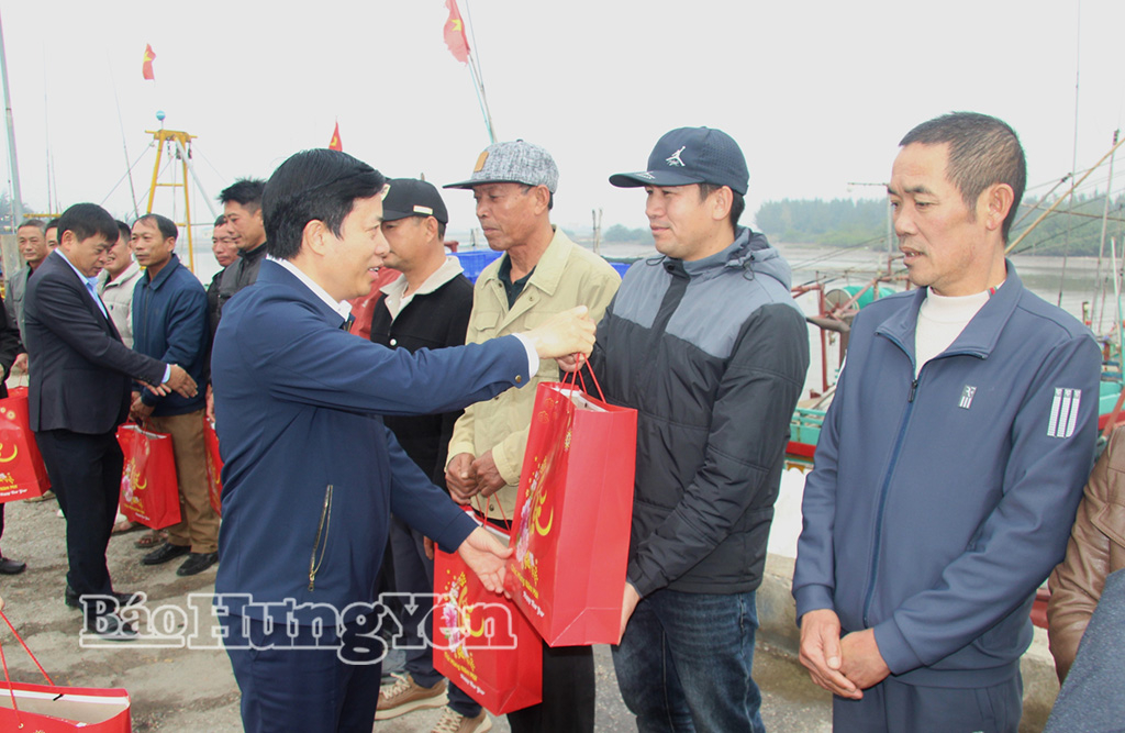 Đồng chí Lại Văn Hoàn, Phó Chủ tịch UBND tỉnh trao quà động viên ngư dân, nhân dịp Tết Nguyên đán Bính Ngọ 2026.