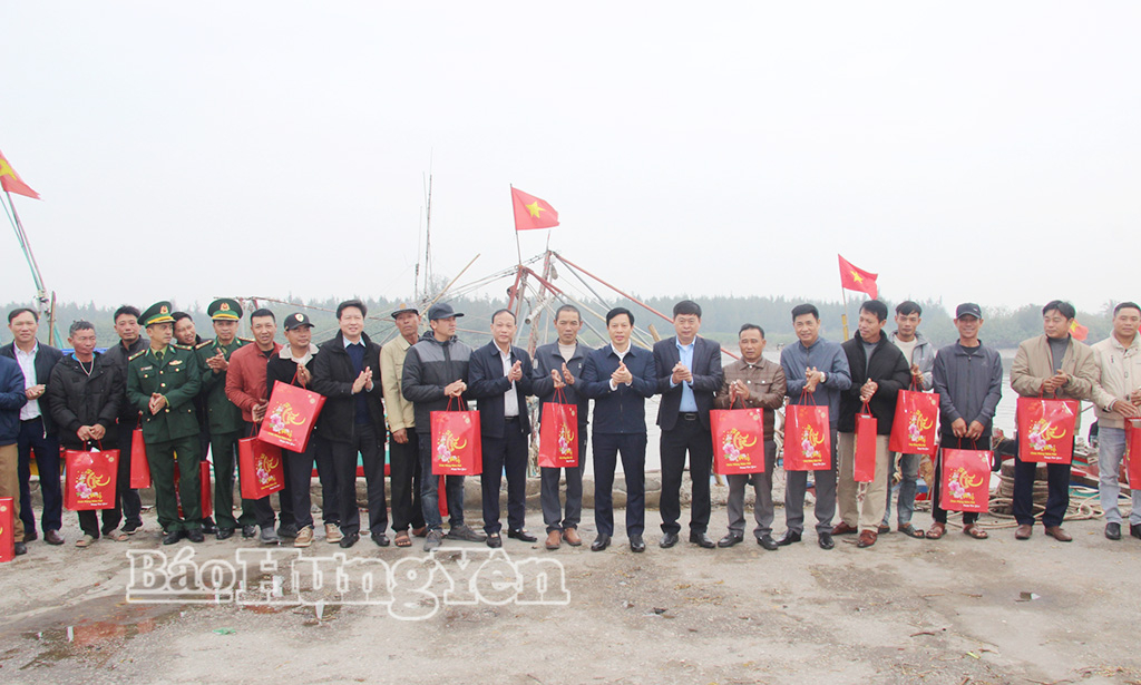 Các ngư dân xã Hưng Phú, Đồng Châu, Nam Cường nhận quà Tết từ lãnh đạo UBND tỉnh, Sở Nông nghiệp và Môi trường.